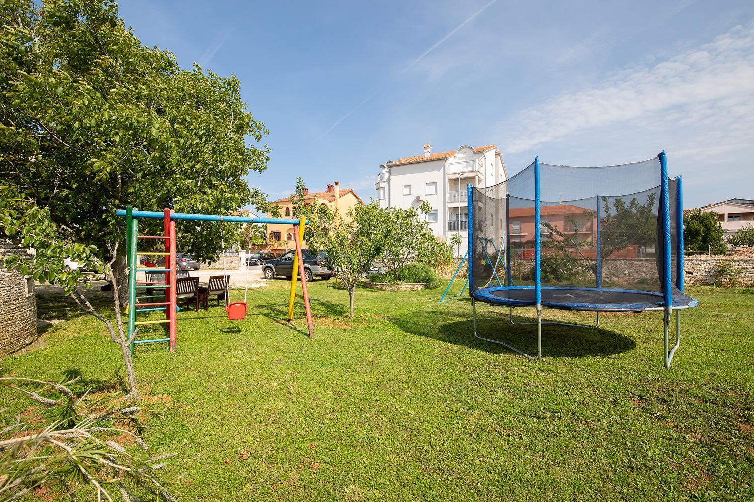 Modern Stone House With Flowers & Playground Medulin Eksteriør billede
